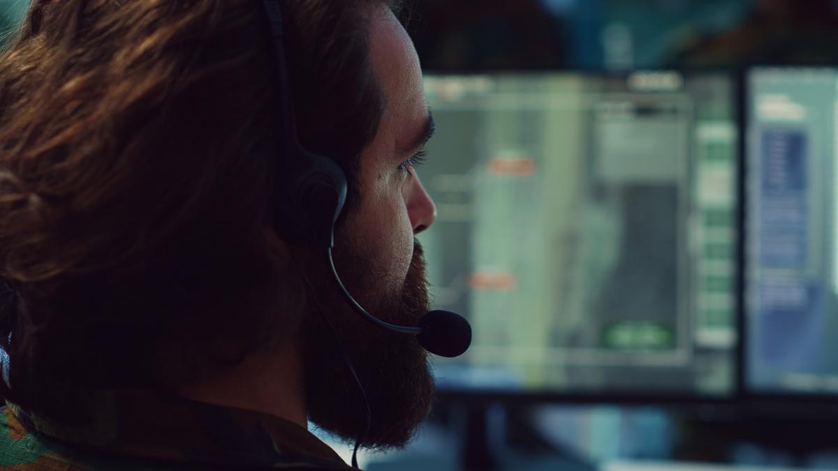 Agente viendo pantalla con información del cliente